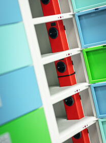 Gebrauchter Wertfachschrank mit Ladefunktion - 24 Fächer - Design "Frischekick"